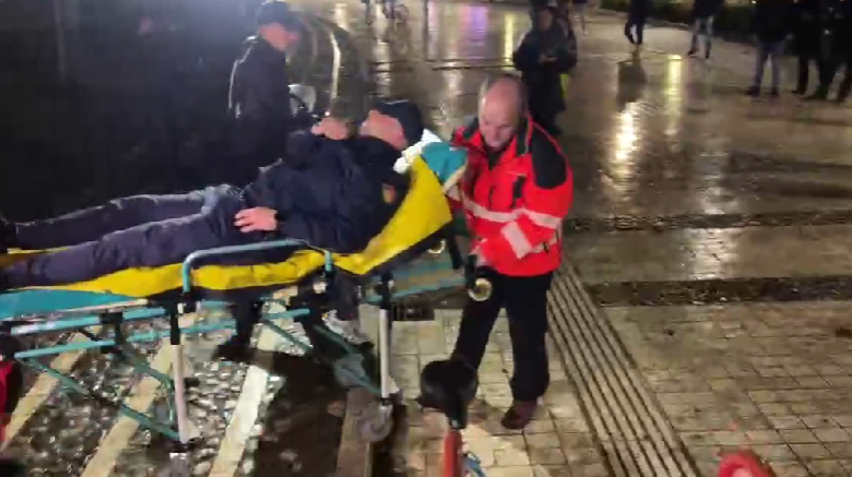 Lendohet polici, dërgohet me barelë drejt spitalit