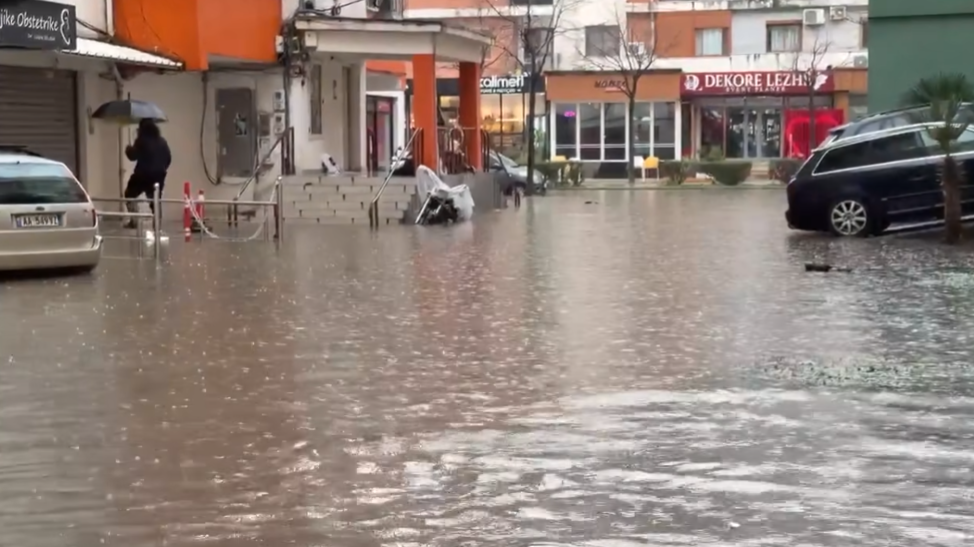 Reshjet e shiut te rene gjatë natës kanë krijuar probleme në qytetin e Lezhës.
