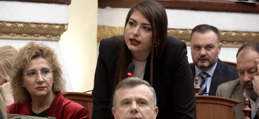 Mila-Berishës në Kuvend: “Nuk u lodhe duke djegur Shqipërinë për prapanicën tënde?”