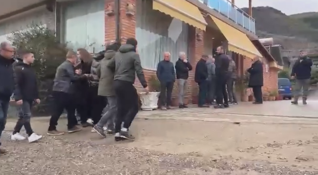 Dhimbje pa fund në Gryksh të Madh, komuniteti përcjell në heshtje katër anëtarët e një familjeje që humbën jetën në Itali