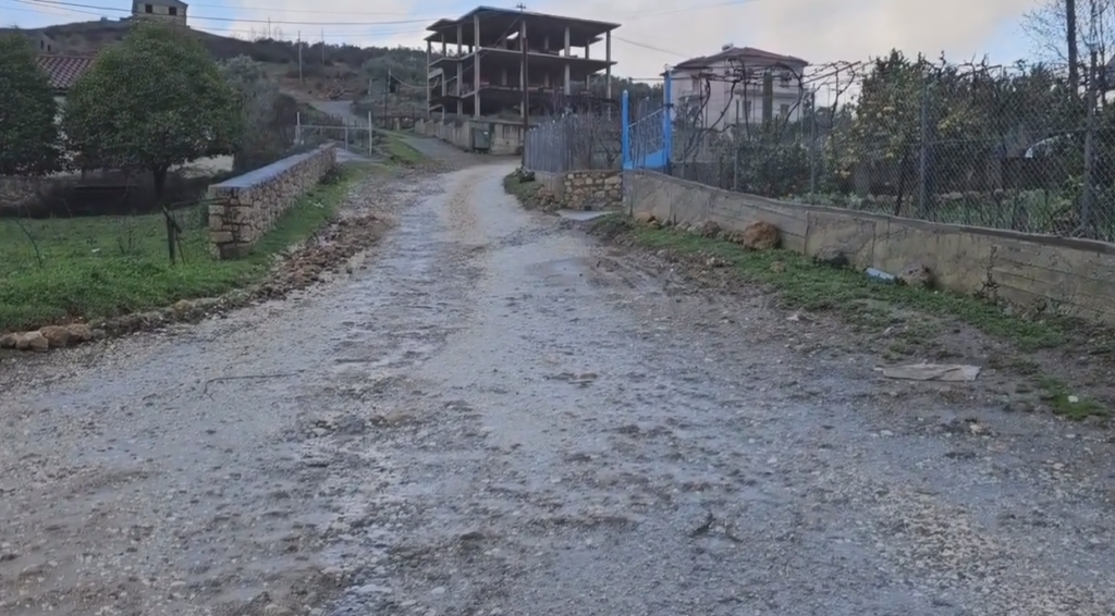 Cërragë: 600 metra rrugë, shqetësim për banorët e zonës ! Cërragë: 600 metra rrugë, shqetësim për banorët e zonës !