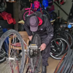 Në Pazarin e Vjetër të Korçës, Lorenc Pepellashi mban gjallë zanatin e biçikletave