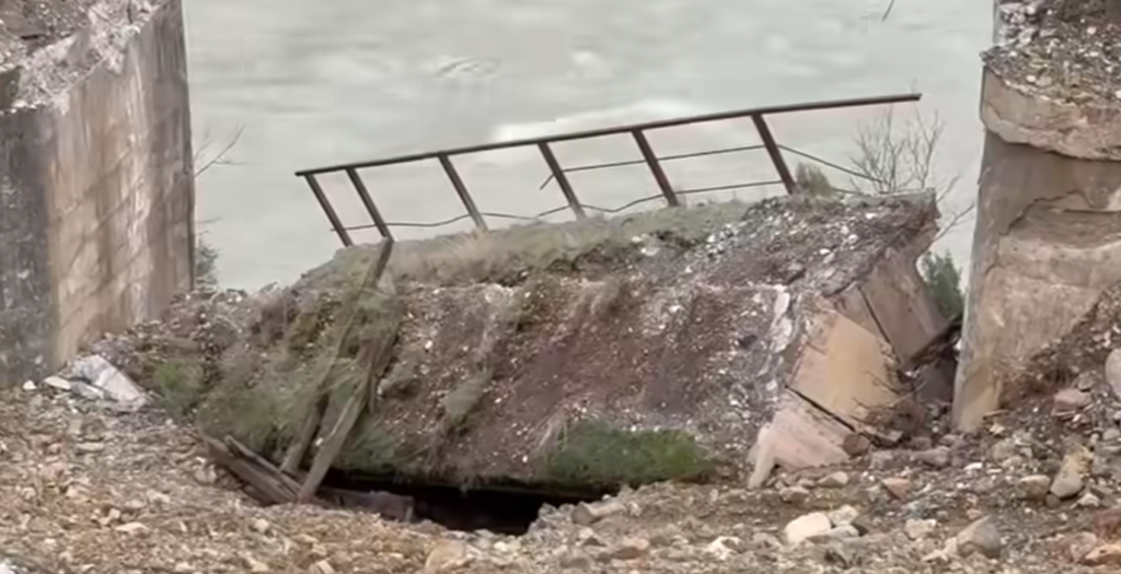 Shembet pothuajse totalisht një tjetër urë hekurudhore pranë aksit Elbasan–Librazhd
