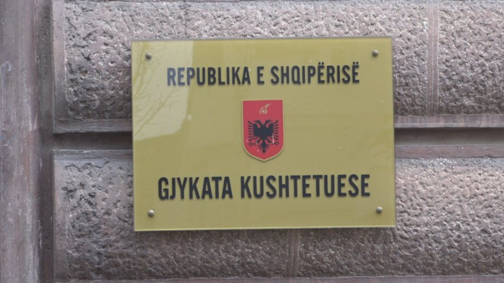 Pagat e gjyqtarëve, Kushtetuesja shtyn vendimin