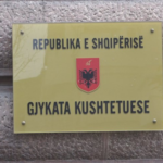Pagat e gjyqtarëve, Kushtetuesja shtyn vendimin
