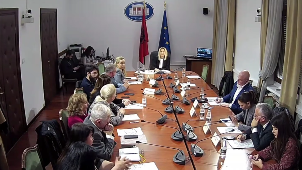 “Mos e taksoni librin” – Autorët kërkojnë heqjen e TVSH 6% dhe formalizim të tregut