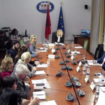 “Mos e taksoni librin” – Autorët kërkojnë heqjen e TVSH 6% dhe formalizim të tregut