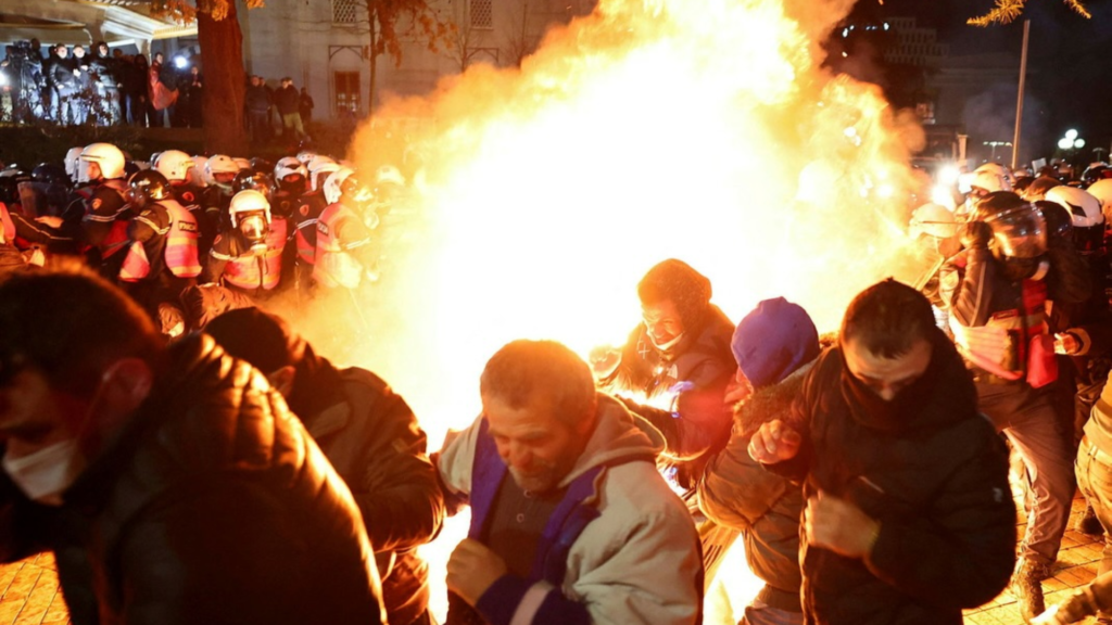 21 të arrestuar pas përplasjes në protestë, mes tyre 4 të mitur; nën hetim edhe pesë zyrtarë të PD