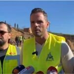 Librazhd–Pogradec mbetet i bllokuar, Kozeli: 9 eskavatorë dhe 22 kamionë në terren, projekti alternativ në 2-3 ditë