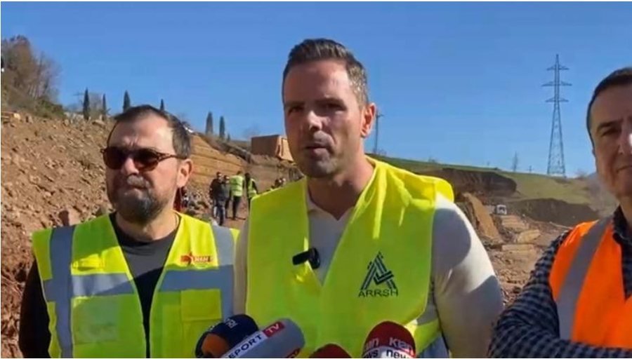 Librazhd–Pogradec mbetet i bllokuar, Kozeli: 9 eskavatorë dhe 22 kamionë në terren, projekti alternativ në 2-3 ditë Librazhd–Pogradec mbetet i bllokuar, Kozeli: 9 eskavatorë dhe 22 kamionë në terren, projekti alternativ në 2-3 ditë