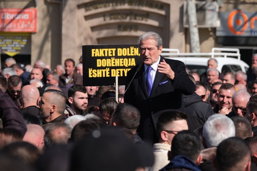 Berisha: Rama po sillet si “lopë e çmendur”, kërkon të korruptojë gjykatësit kushtetues