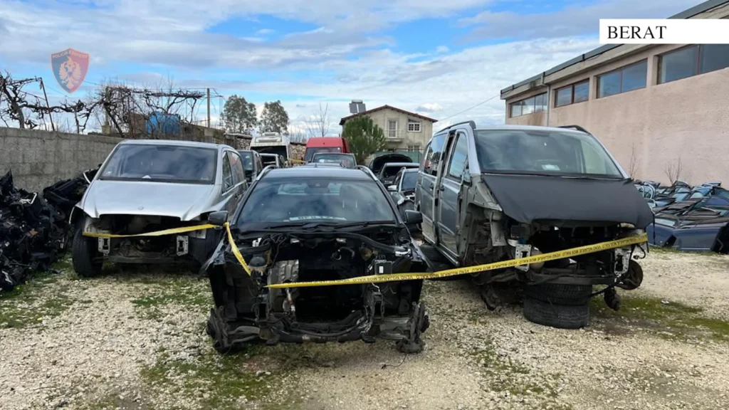 Çmontonin makina të kontrabanduara nga Anglia në Dimal, sekuestrohen 68 mjete, pranga pronarit