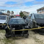 Çmontonin makina të kontrabanduara nga Anglia në Dimal, sekuestrohen 68 mjete, pranga pronarit