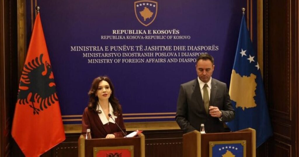 Flamuri shqiptar në jug të Serbisë çon në thirrje gjyqësore, rihapet debati për identitetin e pakicave Flamuri shqiptar në jug të Serbisë çon në thirrje gjyqësore, rihapet debati për identitetin e pakicave