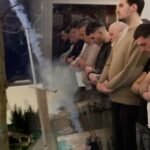 Gazi në oborrin e xhamisë, mes protestës dhe të drejtës së besimit