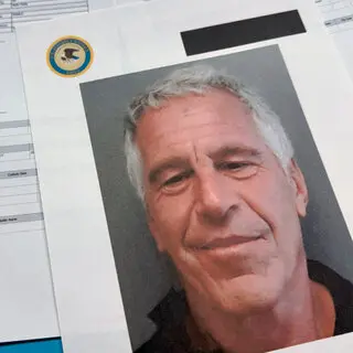 Dosjet e Jeffrey Epstein rikthejnë në vëmendje figura të elitës globale