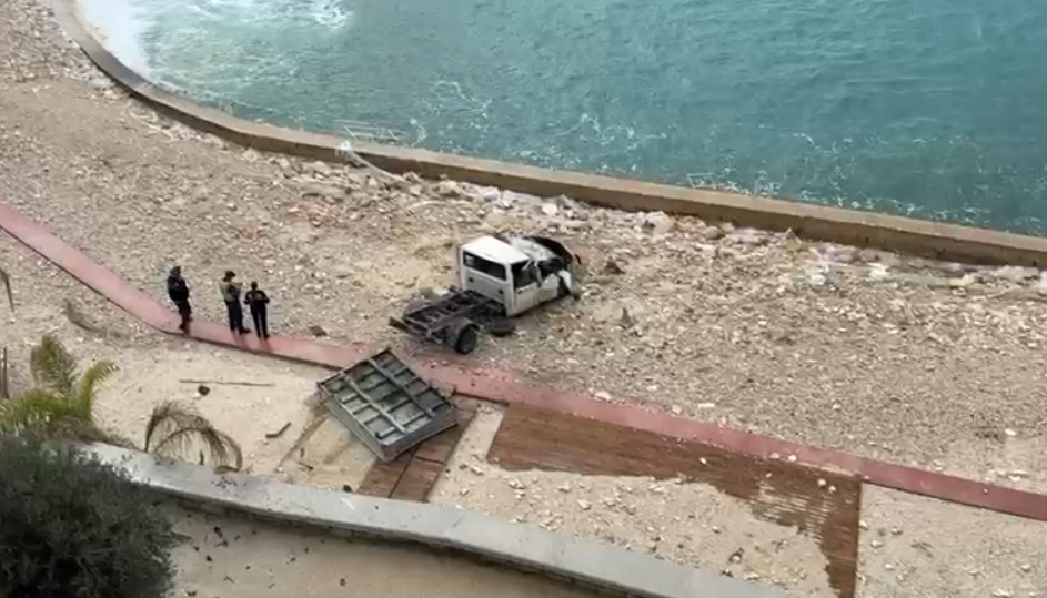 Aksident i rëndë pranë kalasë, kamionçina përfundon në plazh