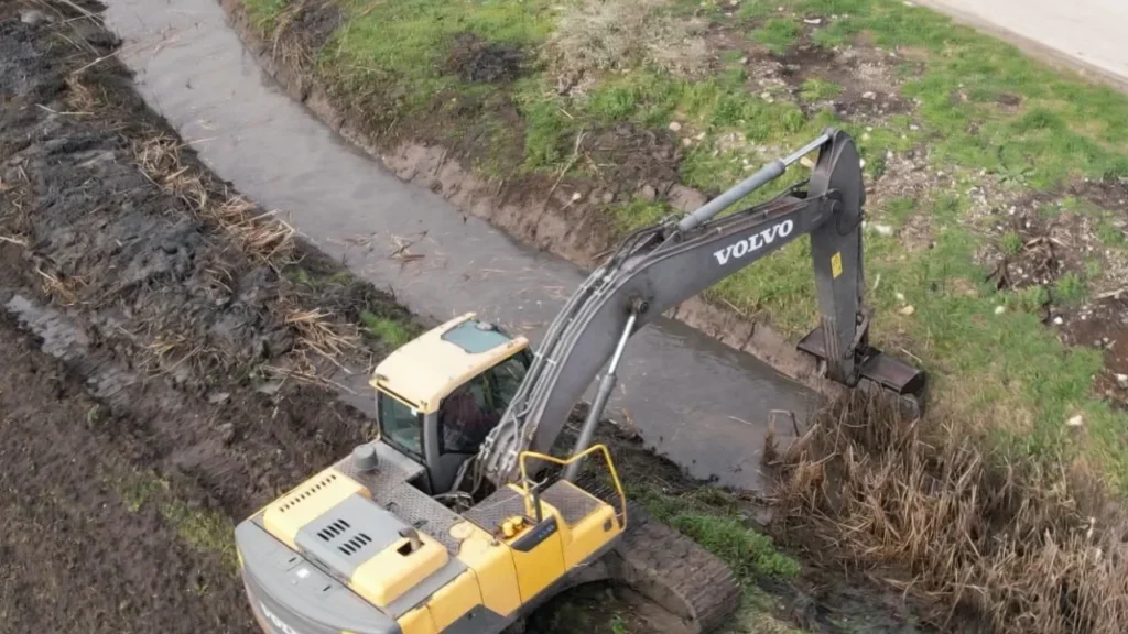 Nisin pastrimi i kanaleve kulluese në Myzeqe pas përmbytjeve të janarit