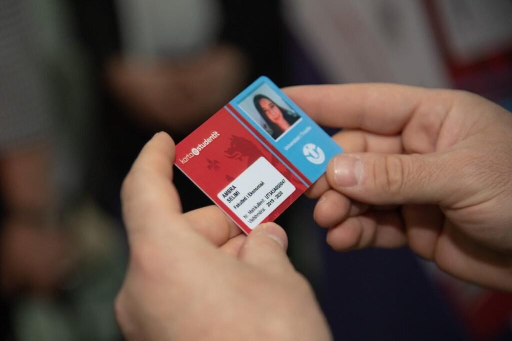 Karta e Studentit, një premtim social me ndikim të kufizuar për studentët