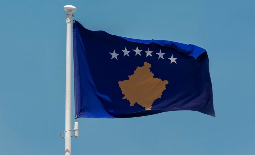 Ngritja e flamurit dhe mesazhe për UÇK-në – Kosova hap festimet e 18-vjetorit të Pavarësisë