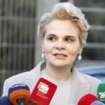 Kryemadhi ironizon në seancë: “Kur thoni se babai im falsifikonte dokumente, unë protestoja për Fatos Nanon”