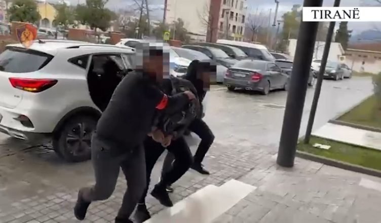 Armë pa leje në papafingo, policia arreston 28-vjeçarin në Tiranë