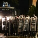 Molotovë para Kuvendit, policë të përfshirë nga flakët; ndërhyrje me ujë dhe gaz lotsjellës