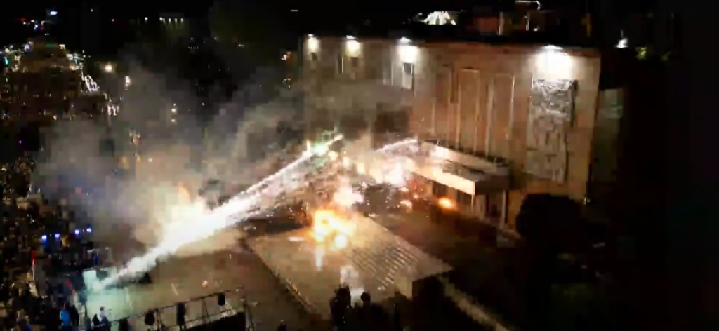 Pas mbylljes së fjalimeve, protesta përshkallëzohet: molotovë dhe fishekzjarre drejt Kryeministrisë