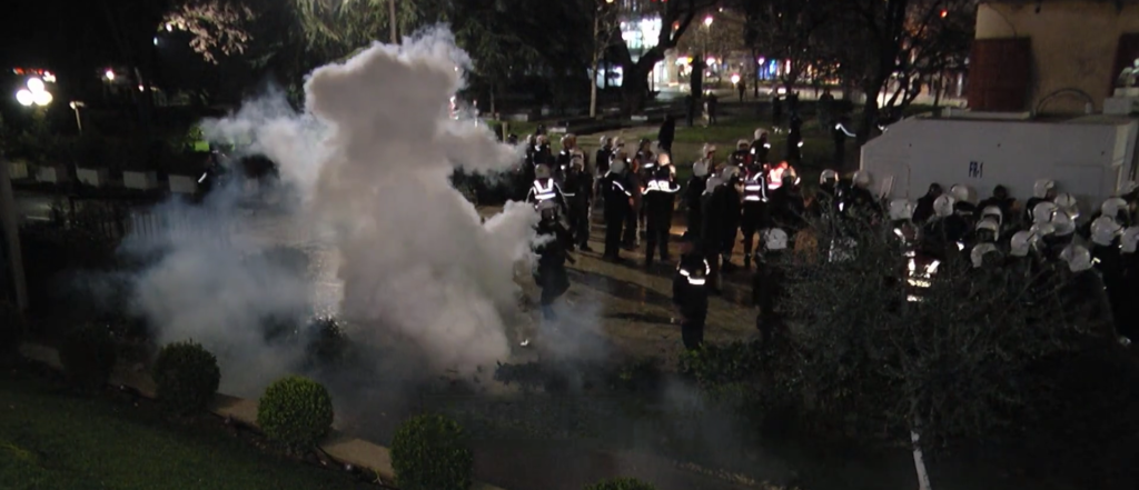 Rikthehen përplasjet te Kuvendi, Policia ndërhynë me ujë dhe gaz