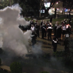 Rikthehen përplasjet te Kuvendi, Policia ndërhynë me ujë dhe gaz