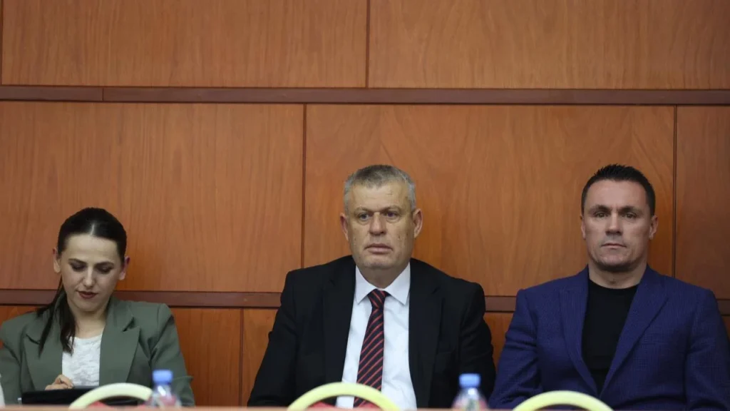 Prefekti Hajdari ndjek seancën e Këshillit Bashkiak: Dialogu institucional, themel i funksionimit normal Prefekti Hajdari ndjek seancën e Këshillit Bashkiak: Dialogu institucional, themel i funksionimit normal