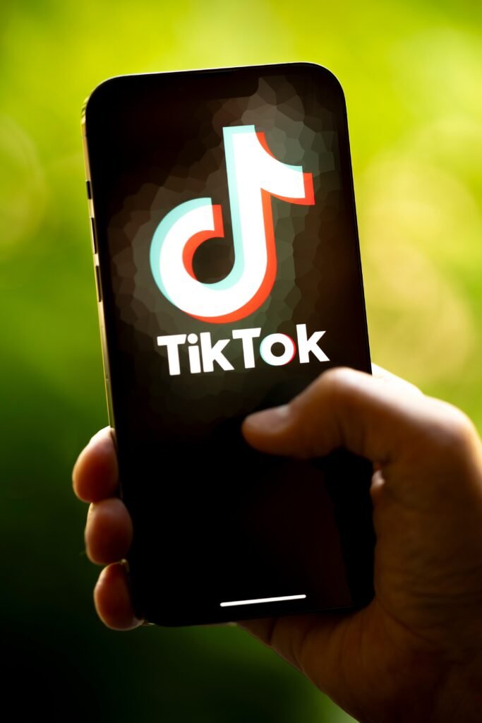 BE akuzon TikTok-un për nxitje varësie te përdoruesit, kërkon ndryshim rrënjësor të dizajnit