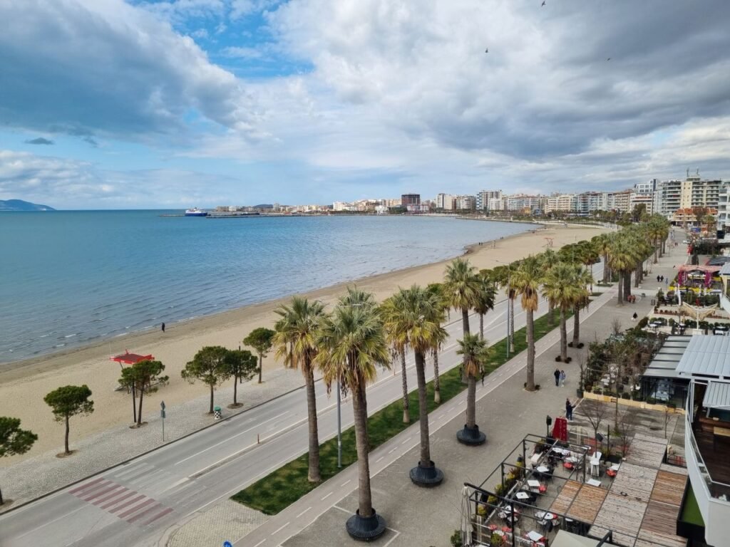 Prokuroria kontroll në zyrën e aseteve në Vlorë, merren dosje për plazhet dhe hapësirat publike