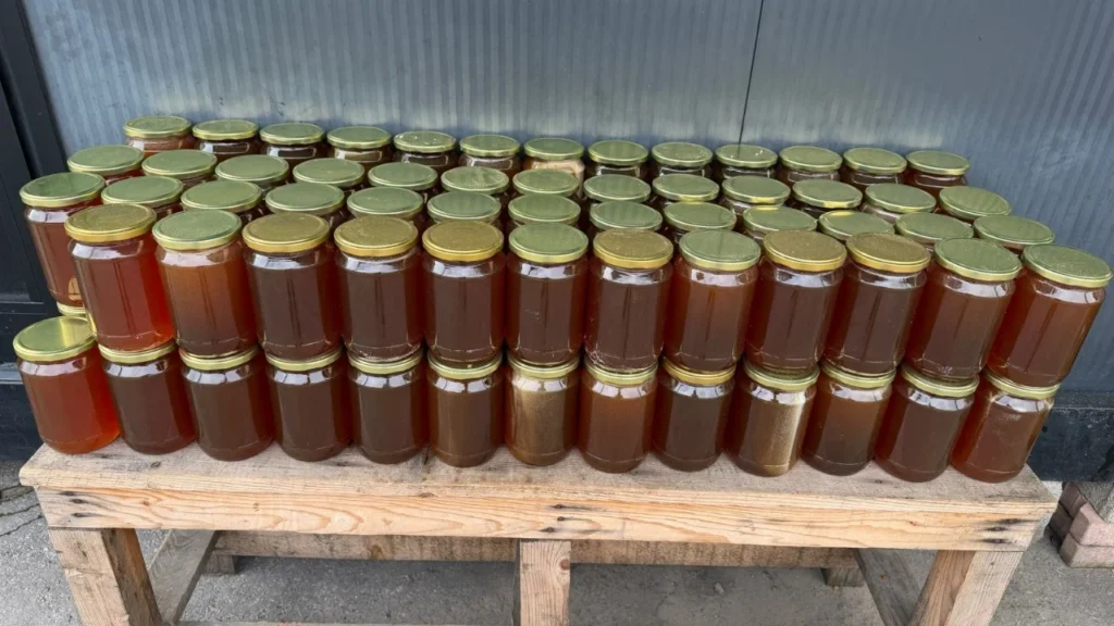 Bllokohet 1 ton mjaltë në Kapshticë, mungonte dokumentacioni për sigurinë ushqimore Bllokohet 1 ton mjaltë në Kapshticë, mungonte dokumentacioni për sigurinë ushqimore