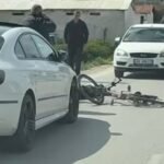 Aksident në Fier–Patos, burri që lëvizte me biçikletë përplaset nga makina