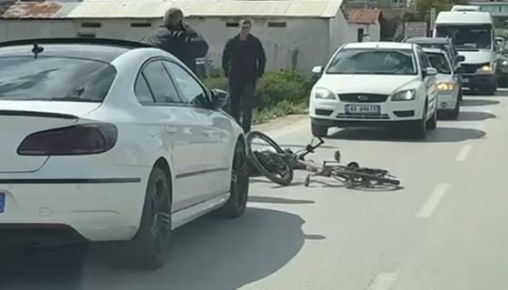 Aksident në Fier–Patos, burri që lëvizte me biçikletë përplaset nga makina Aksident në Fier–Patos, burri që lëvizte me biçikletë përplaset nga makina