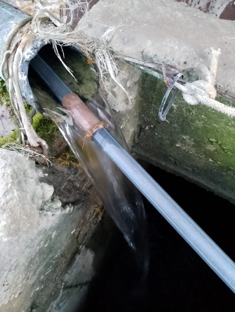 Denoncim nga banorët: “Ky është uji që na furnizon ujësjellësi, si mund të mbahen tre lagje me këtë?”