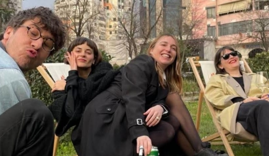 Buzëqeshja traumatizuese sipas Ramës e artistëve rajonalë të vilës së diktatorit, dhe tek tuk evropianë, por që për Ramistët u bënë mbrëmë pak “amerikanë” Buzëqeshja traumatizuese sipas Ramës e artistëve rajonalë të vilës së diktatorit, dhe tek tuk evropianë, por që për Ramistët u bënë mbrëmë pak “amerikanë”