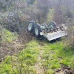 Humb kontrollin e traktorit në Kolonjë, 40-vjeçari dërgohet në spital