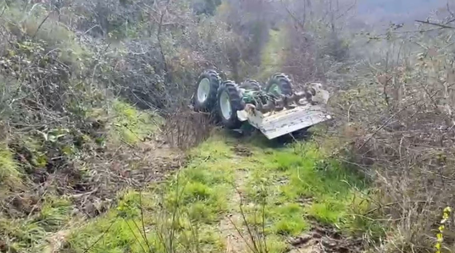 Humb kontrollin e traktorit në Kolonjë, 40-vjeçari dërgohet në spital