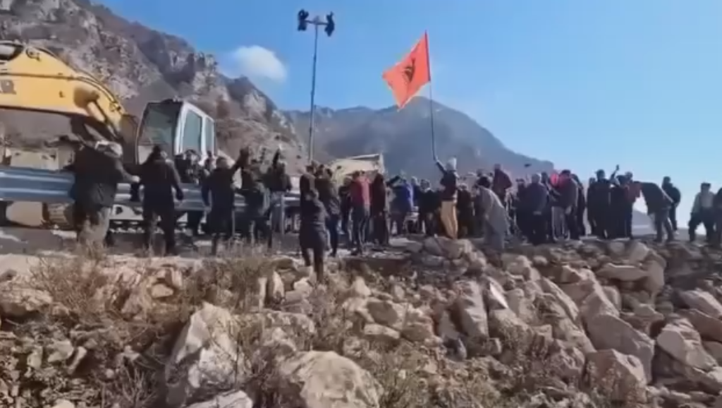 Resorti i Bashkim Ulajt në Rrjoll / Dorëzohen në polici 11 protestues, u plagos punonjësi i kompanisë private të sigurisë Resorti i Bashkim Ulajt në Rrjoll / Dorëzohen në polici 11 protestues, u plagos punonjësi i kompanisë private të sigurisë