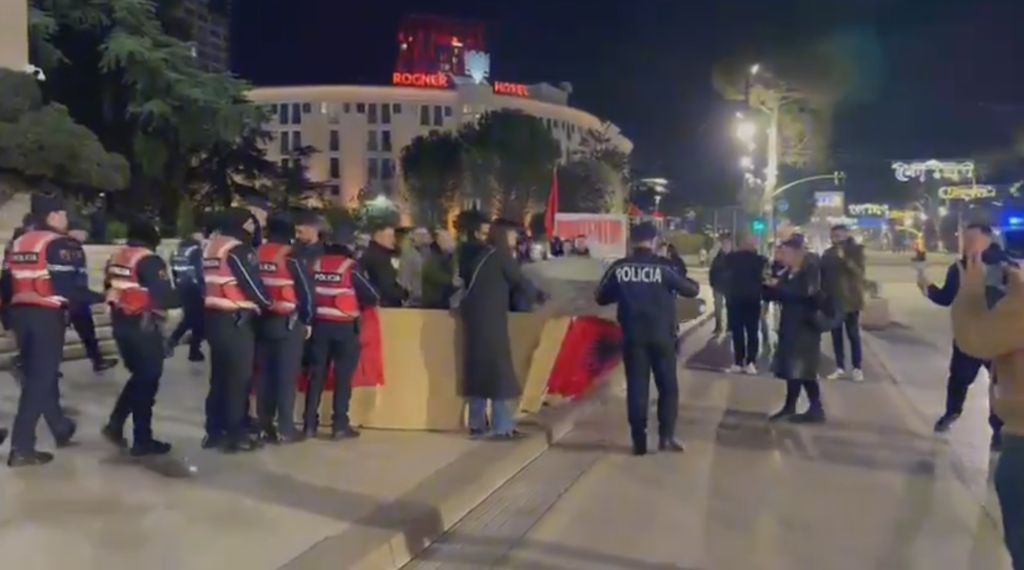 Edi Rama o hajdut, o hajdut, o hajdut, o hajdut. Policia tregon dhëmbët edhe me Adriatik Lapajn, dhunë para Kryeministrisë Edi Rama o hajdut, o hajdut, o hajdut, o hajdut. Policia tregon dhëmbët edhe me Adriatik Lapajn, dhunë para Kryeministrisë