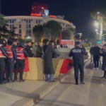 Edi Rama o hajdut, o hajdut, o hajdut, o hajdut. Policia tregon dhëmbët edhe me Adriatik Lapajn, dhunë para Kryeministrisë