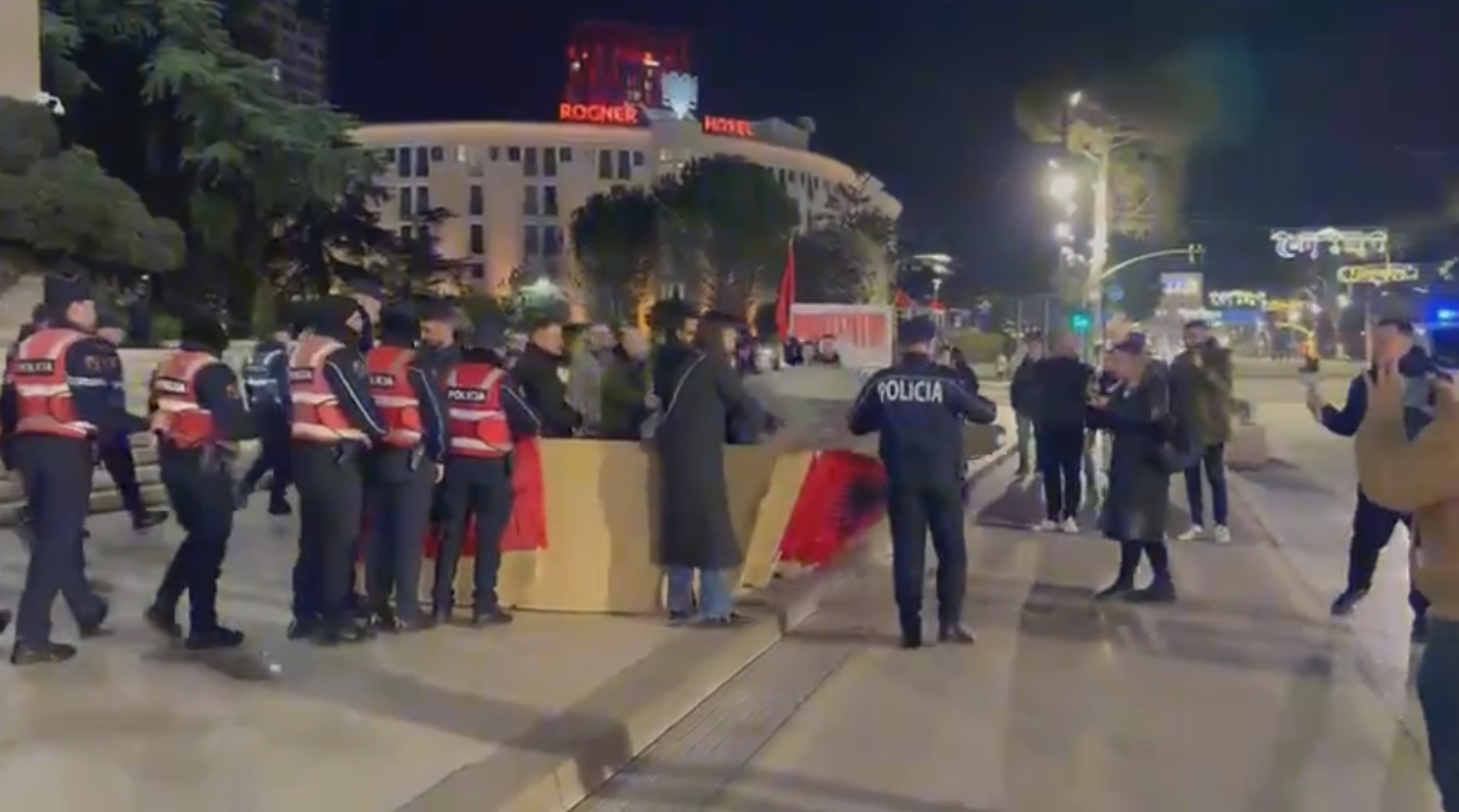 Edi Rama o hajdut, o hajdut, o hajdut, o hajdut. Policia tregon dhëmbët edhe me Adriatik Lapajn, dhunë para Kryeministrisë