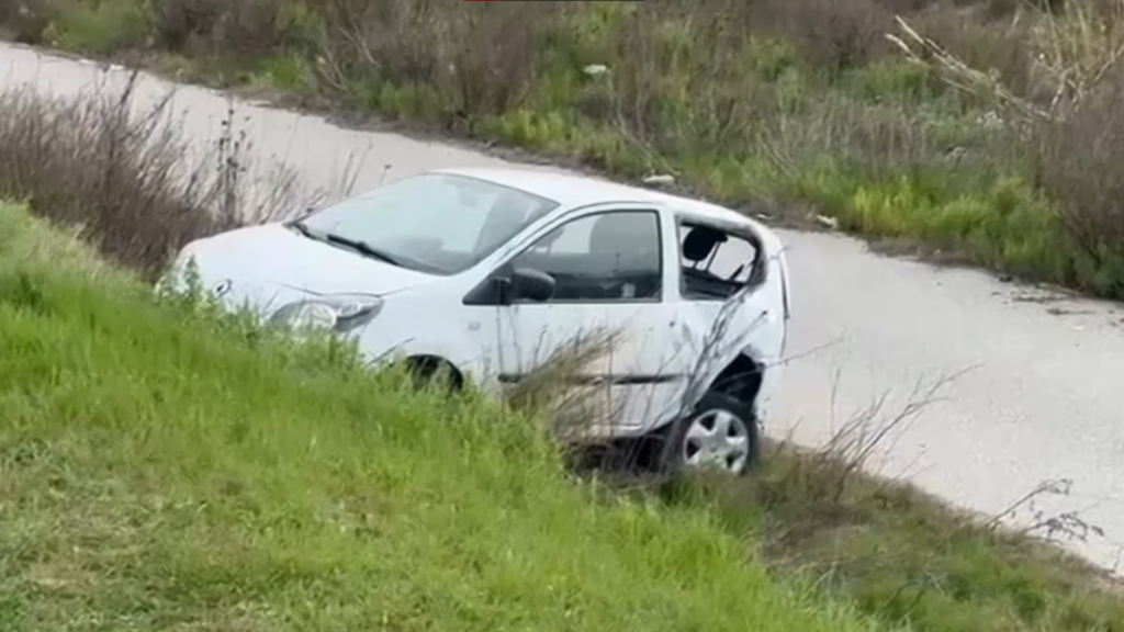Aksident në autostradën Vlorë–Fier, një automjet del nga rruga dhe përfundon në kanal