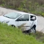 Aksident në autostradën Vlorë–Fier, një automjet del nga rruga dhe përfundon në kanal