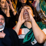 Festime në Teheran pas njoftimit për vdekjen e Ali Khameneit, qytetarë dalin në rrugë