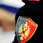 Goditi me thikë dy persona në Tiranë, shpallet në kërkim autori