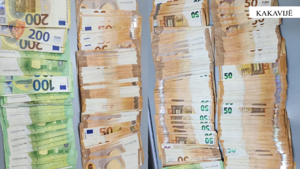 Nuk deklaruan 25,950 euro në kufi, sekuestrohen paratë dhe procedohen dy persona Nuk deklaruan 25,950 euro në kufi, sekuestrohen paratë dhe procedohen dy persona