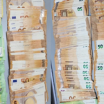 Nuk deklaruan 25,950 euro në kufi, sekuestrohen paratë dhe procedohen dy persona